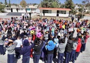 SMDIF Puebla y Bachoco entregan juguetes en La Paz Tlaxcolpan