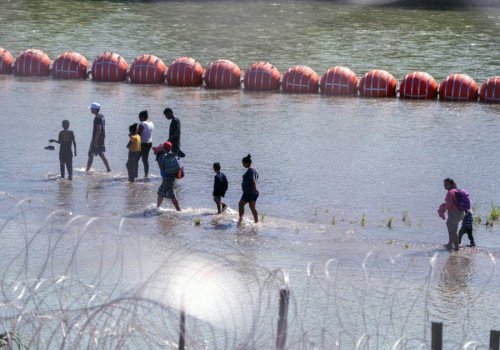Muere migrante en el R&iacute;o Bravo en muro flotante puesto por Texas