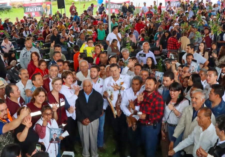 M&aacute;s de 5 mil personas de la regi&oacute;n de Chignautla reciben al senador Armenta