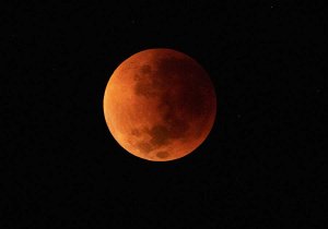 Disfrutan del eclipse con superluna de sangre