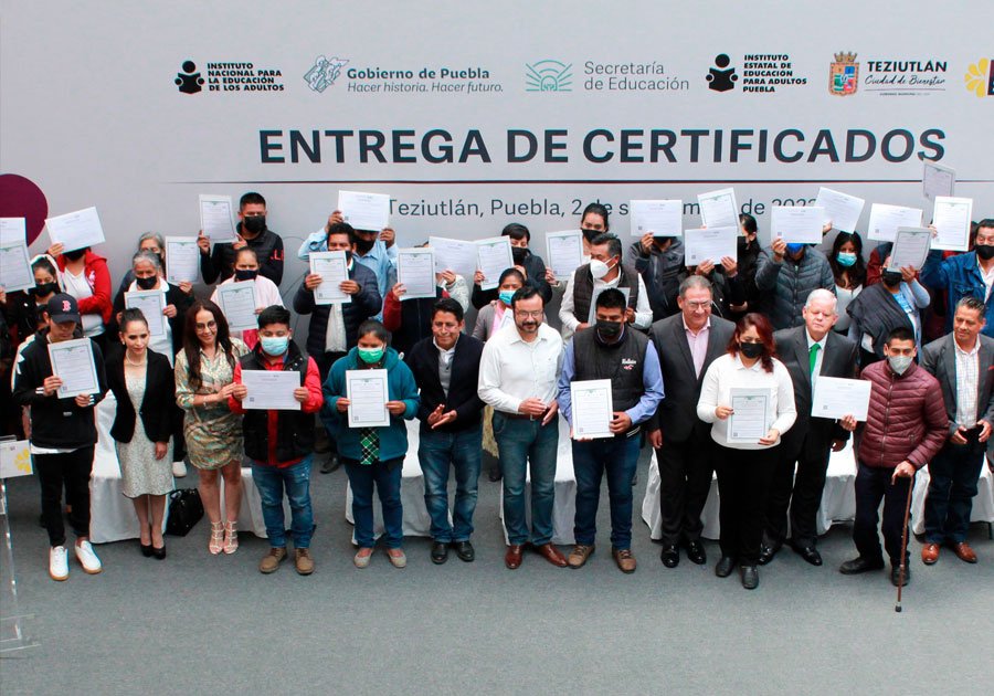 Entrega IEEA certificados a estudiantes graduados de Educaci&oacute;n B&aacute;sica