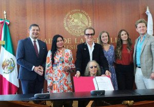 El senador Armenta impulsa reconocimiento a trayectoria del cantante Emmanuel 