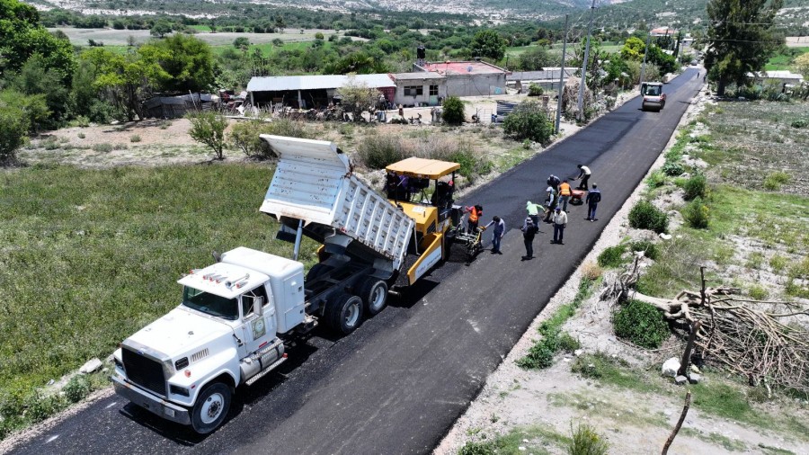 Construye Gobierno estatal 3.3 kilómetros del camino a las Loberas en Tecali