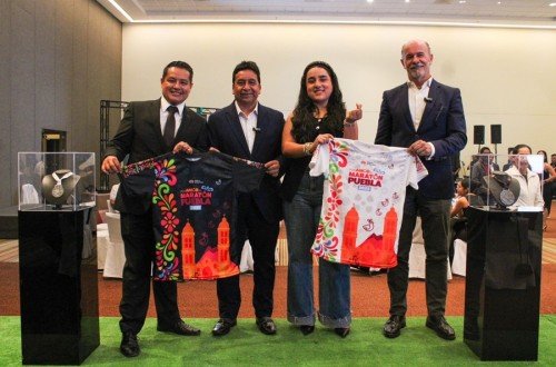 Presentan medalla y playeras oficiales del Marat&oacute;n de Puebla
