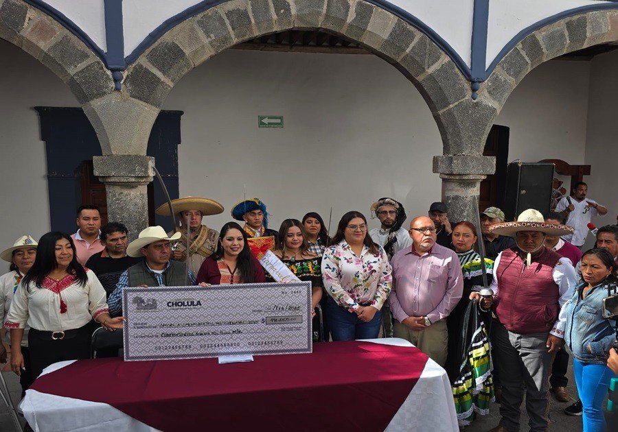 Vivan las tradiciones en San Pedro Cholula, realizan la Pega de Bando del Carnaval 2025