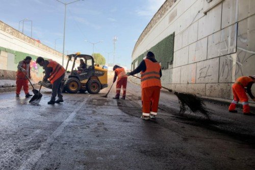 Realiza Gobierno de Pepe Chedraui limpieza en el bajopuente de Bulevar 5 de Mayo y 2 Norte