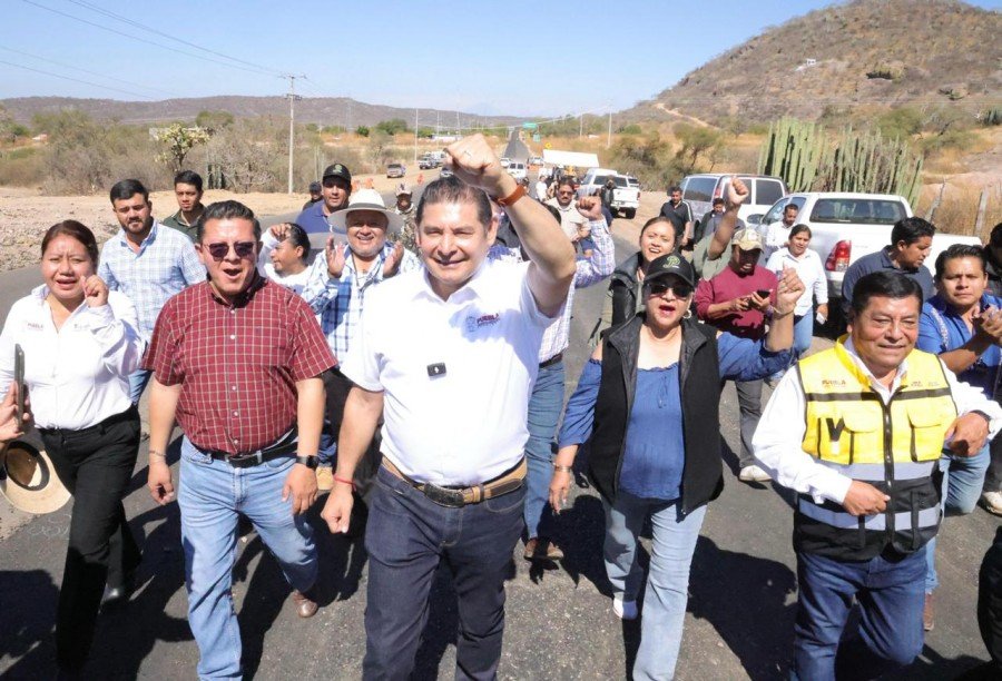 Avanza gobierno federal con carretera que conectará a la Mixteca poblana con Oaxaca y Guerrero