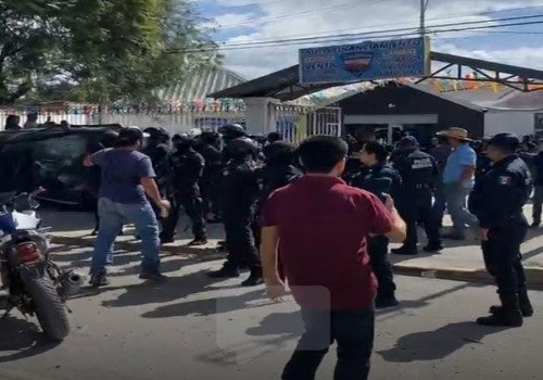 Defraudados queman y destrozan autos en un lote en Tehuacán