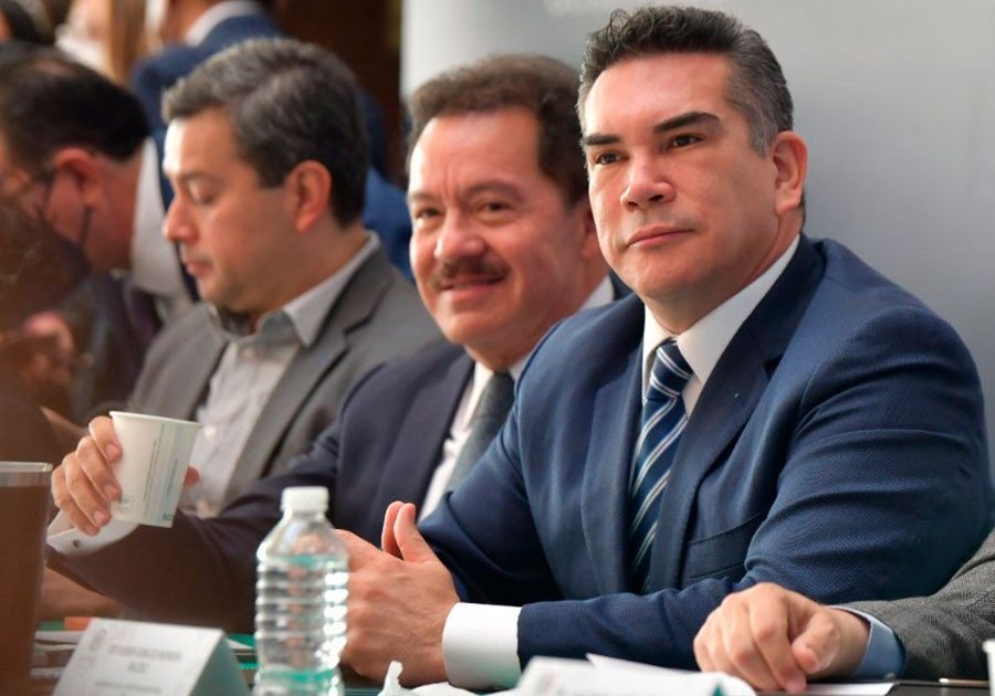 Muestra ‘Alito’ solidaridad con Monreal tras difusión de chats