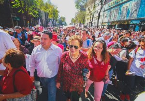 Bertha Luján y su grupo.