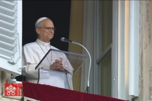 Papa Le&oacute;n XIV encabeza el Angelus y anuncia regreso gradual a sus actividades