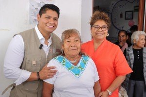 Omar Mu&ntilde;oz y Tere Alfaro celebran a los abuelitos de Chautenco
