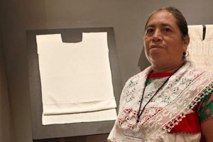 Artesana poblana gana concurso nacional por su trabajo textil
