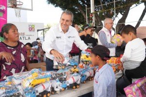 Entrega Pepe Chedraui juguetes a niñas y niños de San Andrés Azumiatla y los Ángeles Mayorazgo