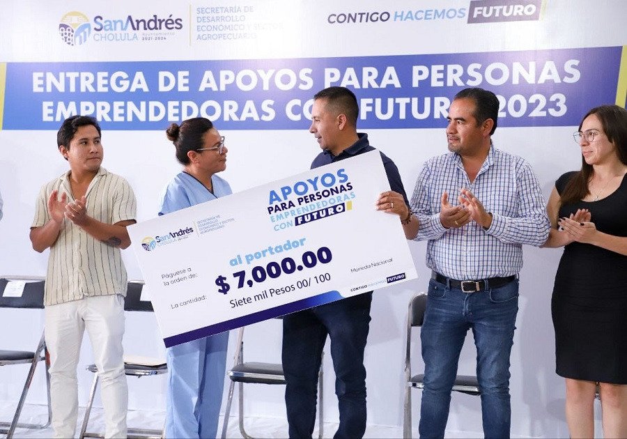 Entrega Mundo Tlatehui apoyos económicos a personas emprendedoras del municipio