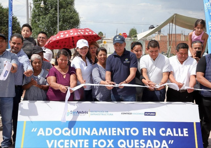 Entrega Mundo Tlatehui adoquinamiento de la calle Vicente Fox en San Rafael Comac