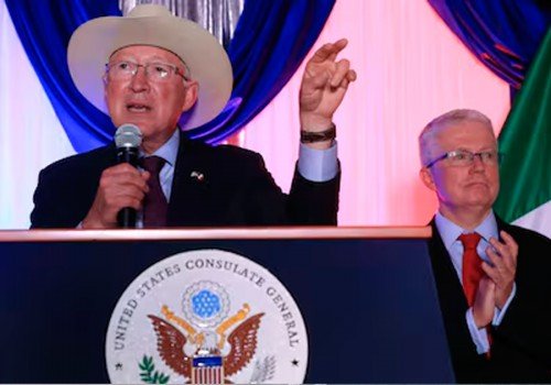 Ken Salazar rechaza culpabilidad de Estados Unidos en violencia en Sinaloa