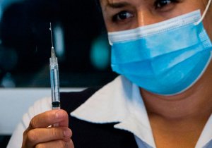 Sin dosis suficientes para vacunar a cuarentones en Puebla capital