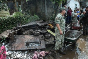 Fuerzas armadas, con sensibilidad y prontitud, atienden a la población afectada en la Sierra Norte