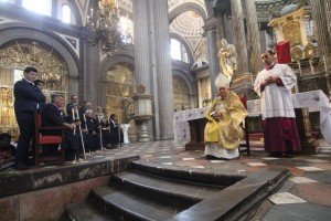 Llama arzobispo de Puebla a actuar con humildad; encabeza Misa del Lavatorio de Pies