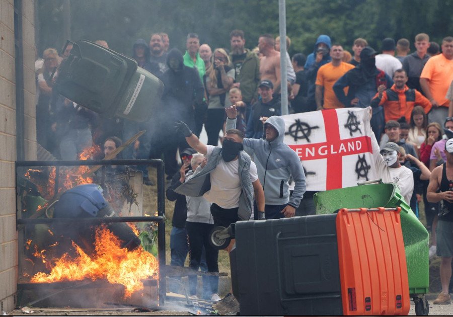 Reino Unido se sacude con cinco días de disturbios de extrema derecha