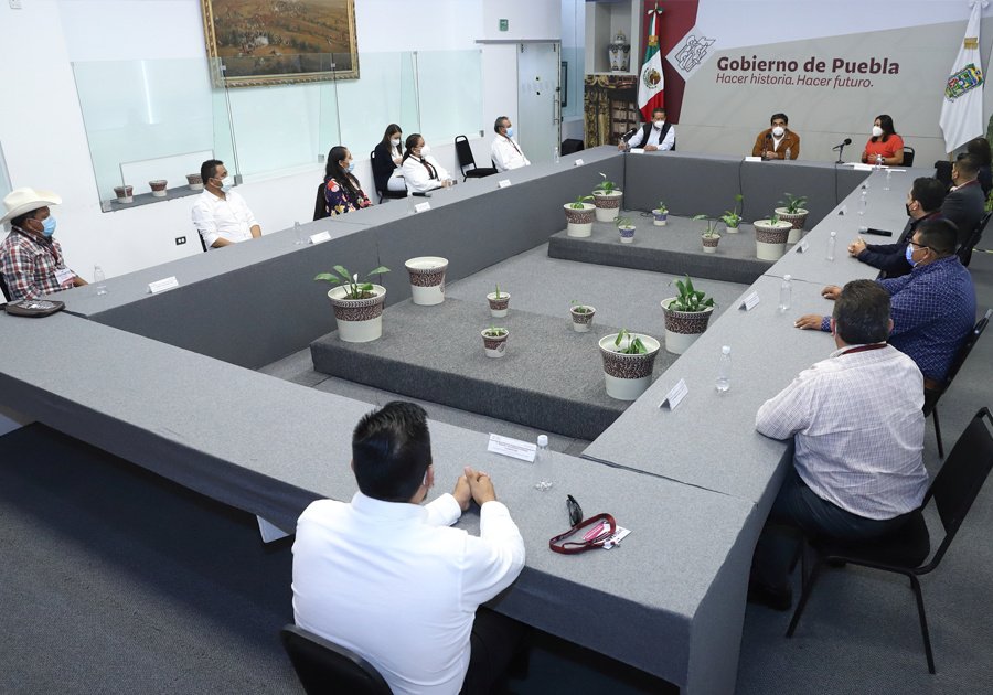 Servidores p&uacute;blicos deben trabajar con honradez y sin que el poder los domine: MBH