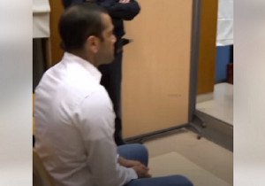 Paga Dani Alves un millón de euros para salir de prisión