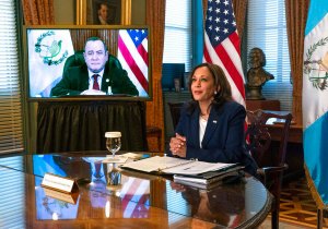 Kamala y Giammatei coinciden en detener inmigración irregular