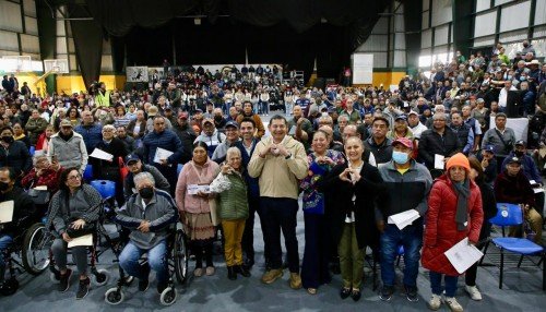 Como un acto de amor y compromiso, mujeres y adultos mayores reciben tarjetas de Bienestar