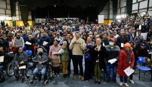 Como un acto de amor y compromiso, mujeres y adultos mayores reciben tarjetas de Bienestar