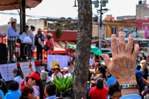 Si un alcalde dice que sin él todo se cae, entonces debe irse