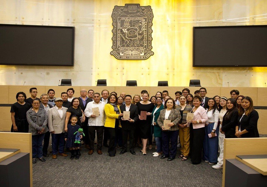 Presentan en Congreso del Estado, libro &quot;Crónica de la Constitución, recinto y Congreso constituyente, a 200 años de su formación&quot;