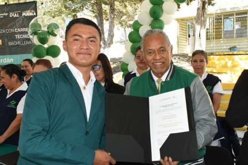 Entrega Conalep 30 t&iacute;tulos profesionales en el plantel Serd&aacute;n