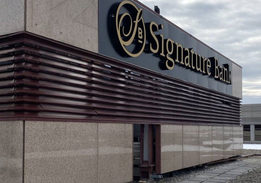 Quiebran dos bancos en EU; Biden pide tener confianza en sistema bancario