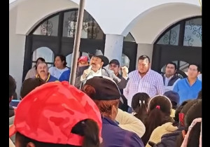 Alcalde de Los Reyes pide que voten por su hijo para sucederlo